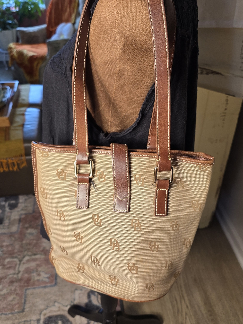 👜 Dooney & Bourke Brown Signature Logo Monogram Bucket Bag Tote w Metal Clasp - Picture 12 of 15
